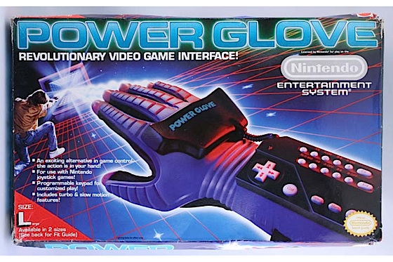 Nintendo Power Glove, einem Handschuh-Controller, der als revolutionäres Video-Game-Interface beworben wurde.